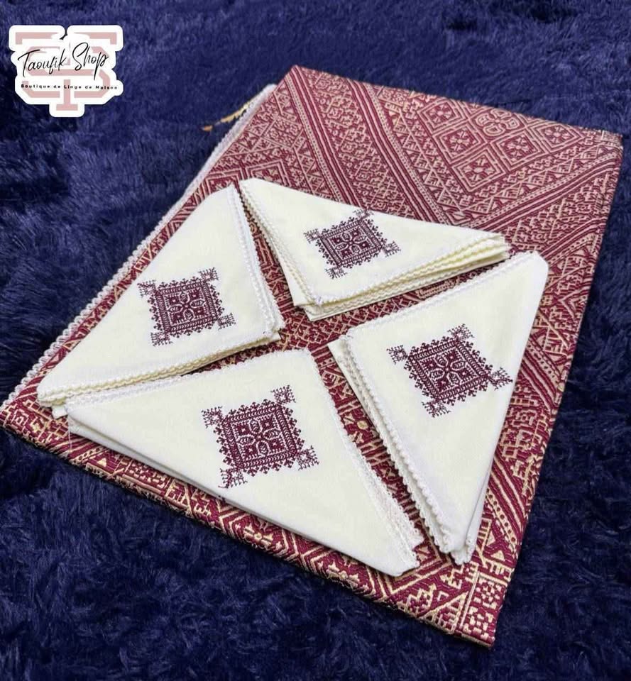 ناب خريب مطروز  12 مناديل +هدية غطاء الصنية