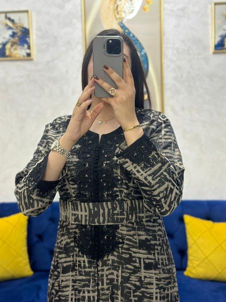 قفطان كمخة حرير فاخر بالطرز والعقاد – جديد 2025 بتصميم أنيق