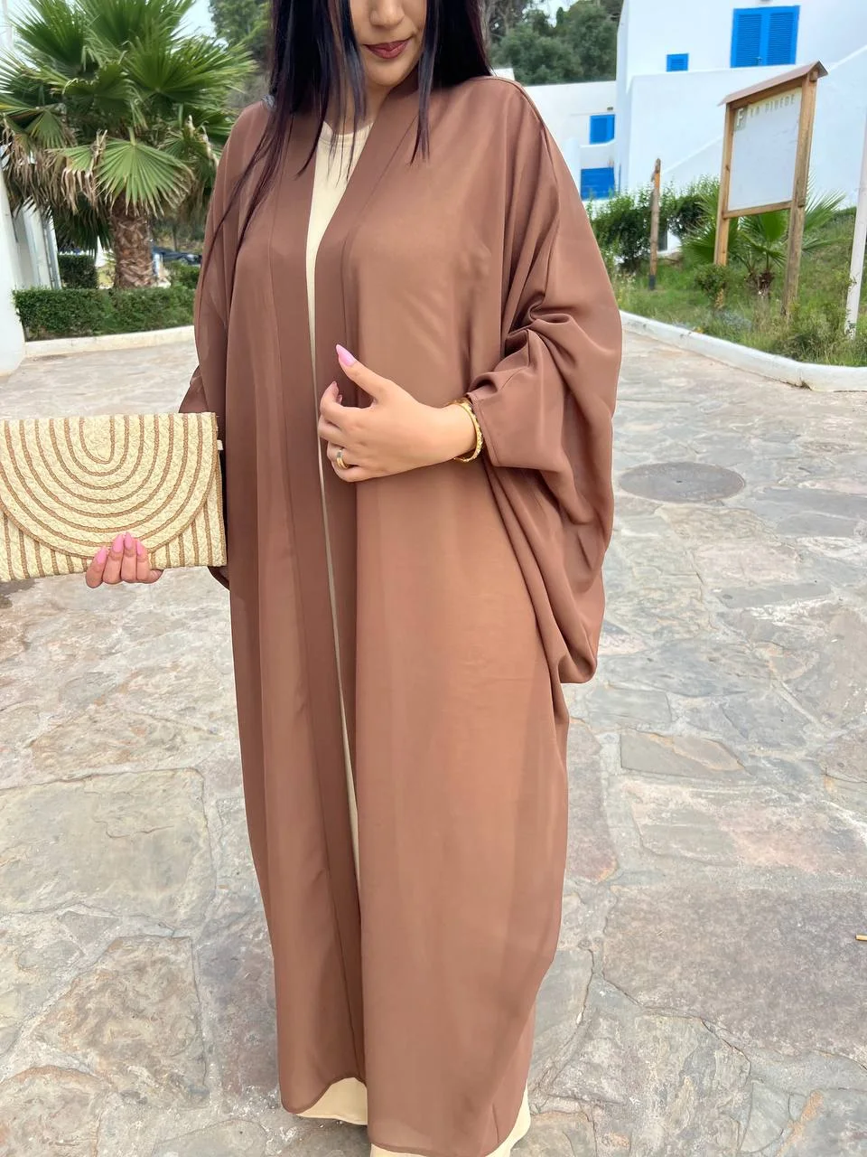 ✨ عبايات أنيقة و راقية مصنوعة من قماش الكريب الناعم و الفاخر
