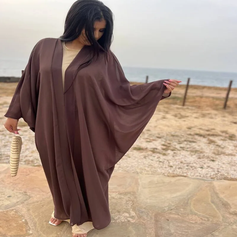 ✨ عبايات أنيقة و راقية مصنوعة من قماش الكريب الناعم و الفاخر