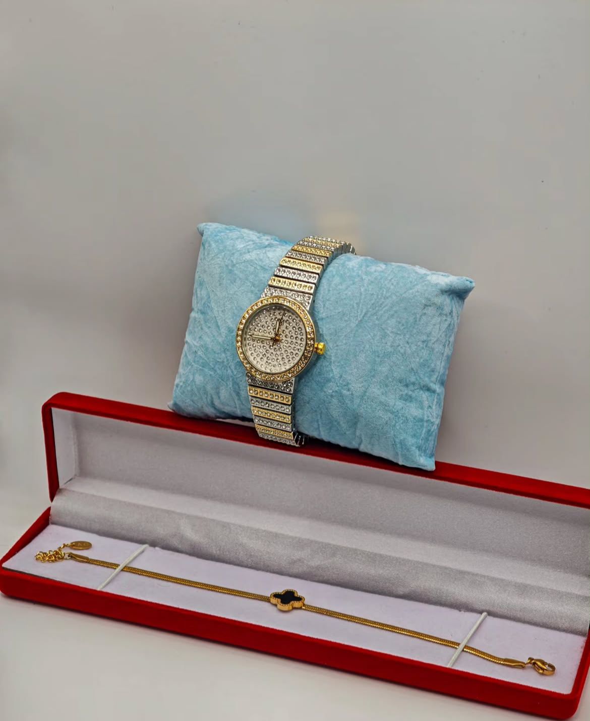 طقم فاخر نسائي – ساعة أنيقة مقاومة للماء + سوار Van Cleef XP بتصميم راقي