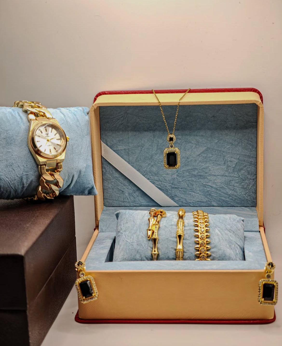 طقم فاخر نسائي – 6 قطع ذهبية XP مع ساعة مقاومة للماء