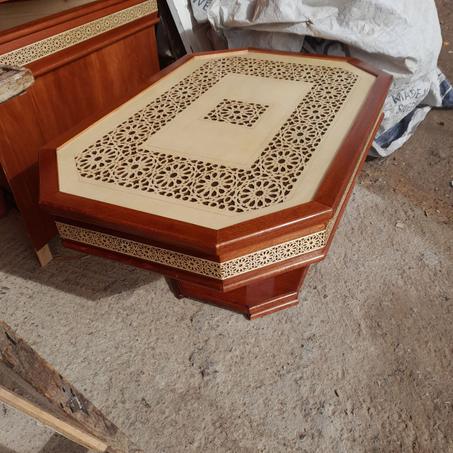 طاولة خشبية منقوشة