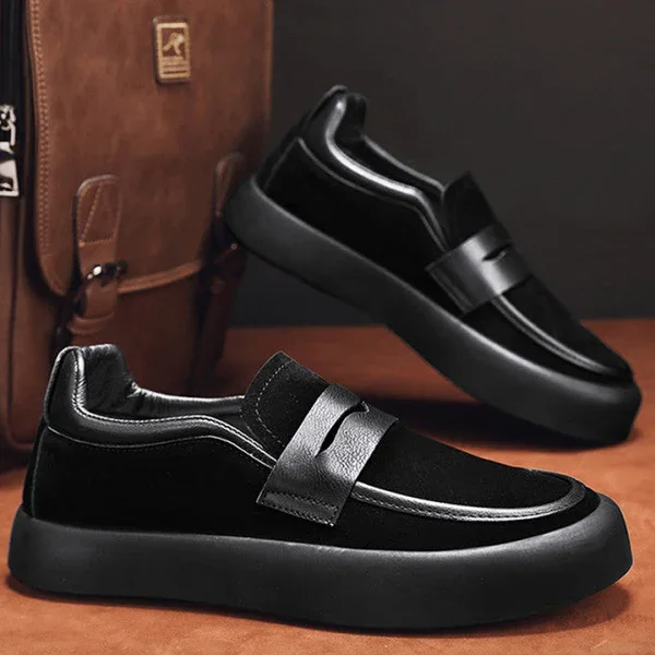 Sapatos de homem elegantes, com sola flexível e antiderrapante.