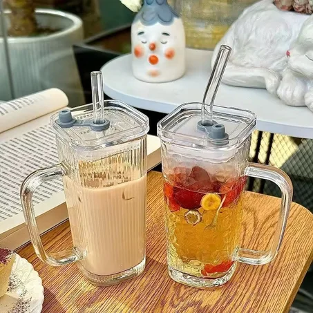 tasse en verre avec paille