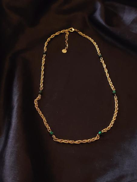 Collier  en acier rhodié or avec  petites malachites