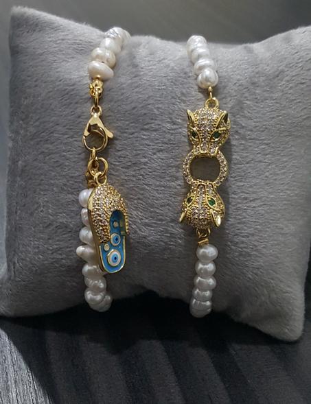 Bracelet tête de panthère en acier inoxydable et perles de culture véritables.