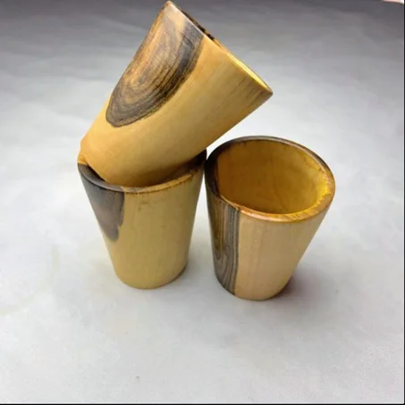 Tasse en bois de noyer