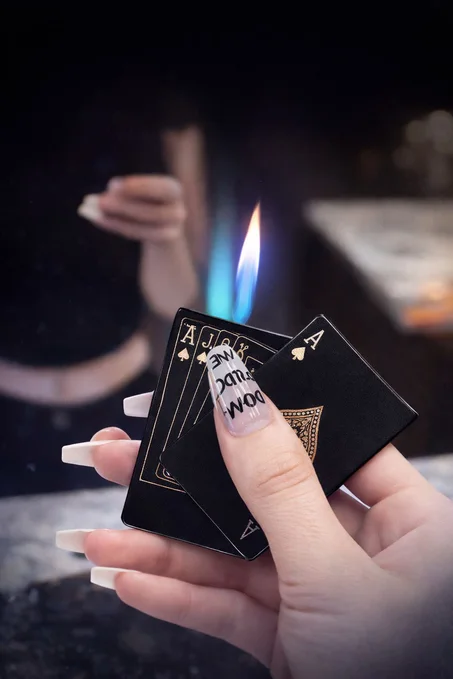 ولاعات سجائر على شكل بوكر إبداعي من المعدن المقاوم للرياح  مع مصباح للأشعة فوق البنفسجية وأداة مبتكرة