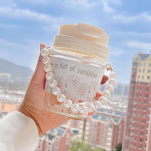 "كوب ماء زجاجي لطيف 🥤🎁🌟مطبوع عليه سوار من اللؤلؤ - هدية من القش"