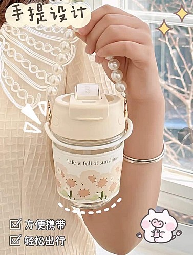 "كوب ماء زجاجي لطيف 🥤🎁🌟مطبوع عليه سوار من اللؤلؤ - هدية من القش"