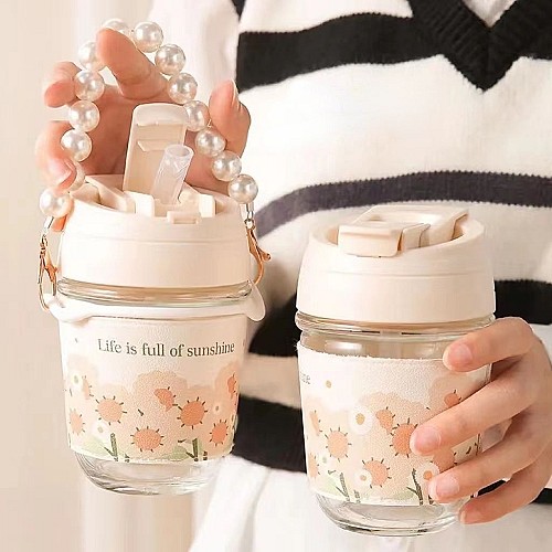 "كوب ماء زجاجي لطيف 🥤🎁🌟مطبوع عليه سوار من اللؤلؤ - هدية من القش"