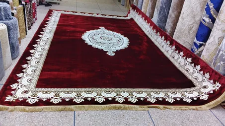 زربية حمراء أنيقة