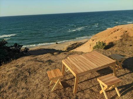 طاولة بأربع كراسي