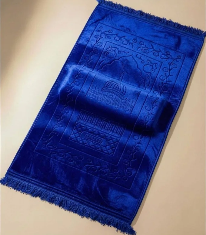 سجادة الراحة ✨مرفقة بتسبيح إلكتروني، عطر عود، و ماء زمزم 💧