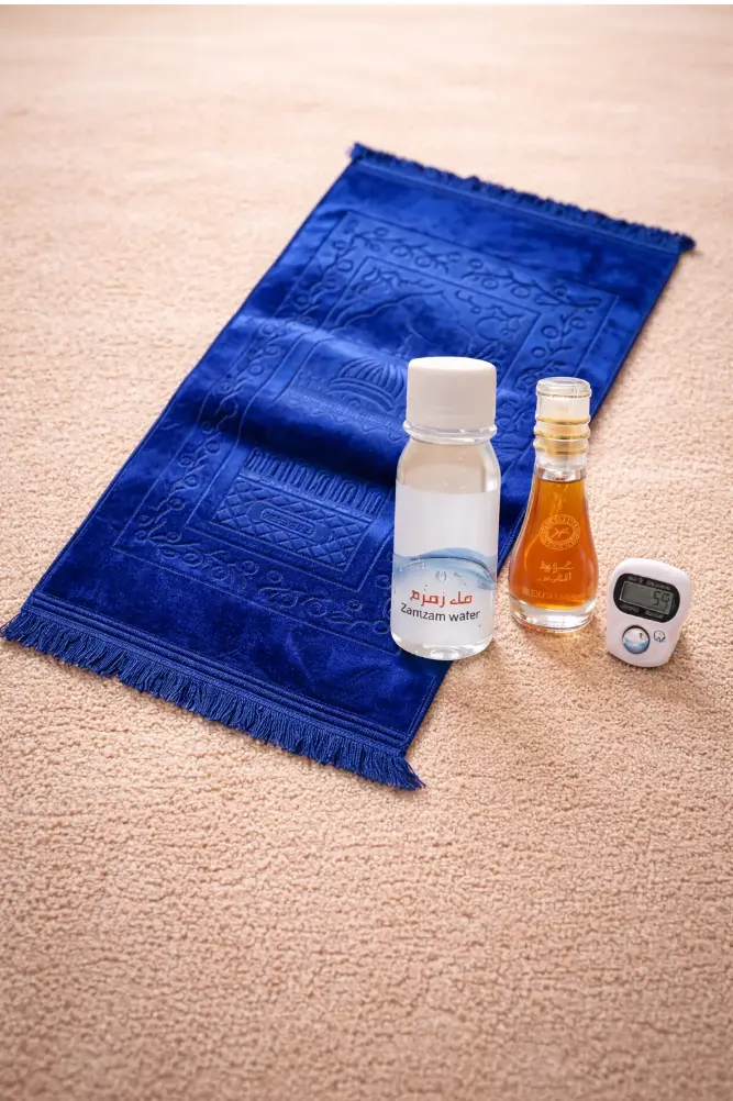 سجادة الراحة ✨مرفقة بتسبيح إلكتروني، عطر عود، و ماء زمزم 💧