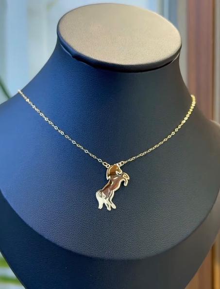 colliers en or; classe, féminité et raffinement.