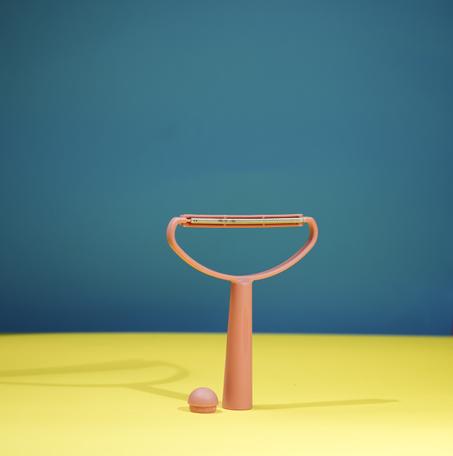 Une brosse anti-poils et anti-peluches pour vêtements et fauteuils