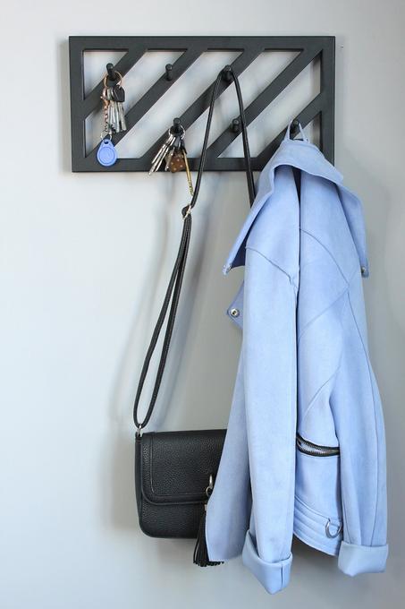 علاقة معاطف عصرية