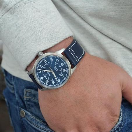 غولدن اور ساعة كرونوغراف عصرية انيقة وبسيطة كوارتز انالوج شبكية من الستانلس ستيل مقاومة للماء للرجال مع تاريخ تلقائي