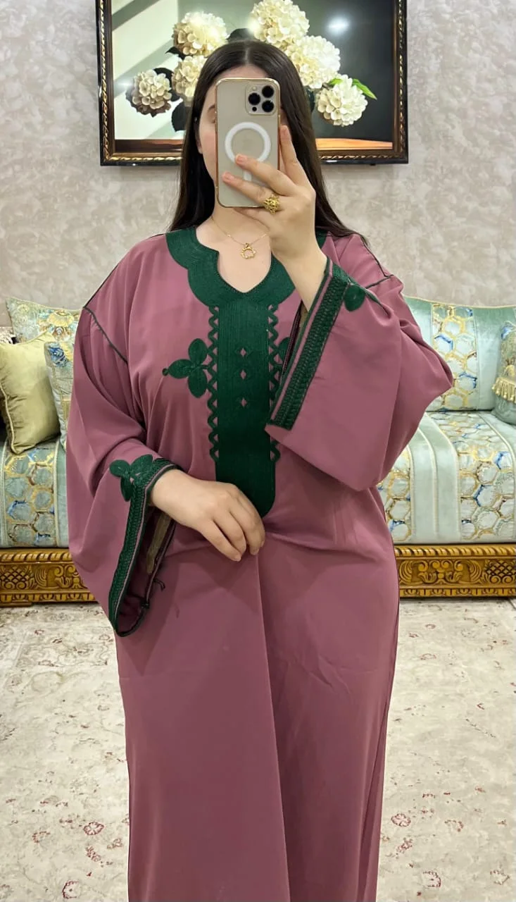 ✨ كندورة جديدة بالطرزة… أناقة مغربية تخطف الأنظار 😍