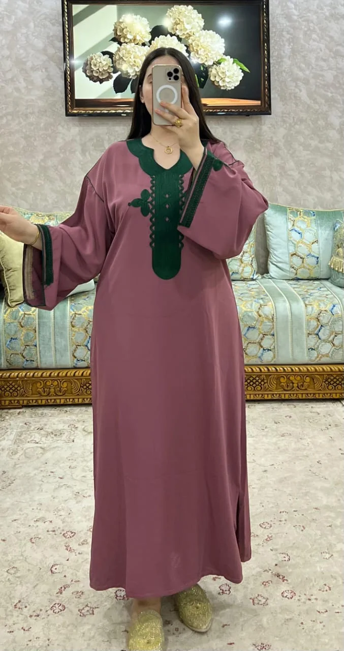 ✨ كندورة جديدة بالطرزة… أناقة مغربية تخطف الأنظار 😍