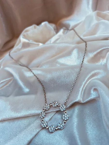 بريق الأناقة اللامتناهي 💎 تألقي بقلادة تجسد الرقي والبساطة في آن واحد