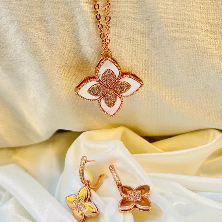 قطع عصرية، خفيفة وساهلة اللبس مناسبة للهدية وللاستعمال اليومي