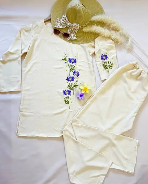 طقم صيفي بلمسة فريدة وتطريز متقن