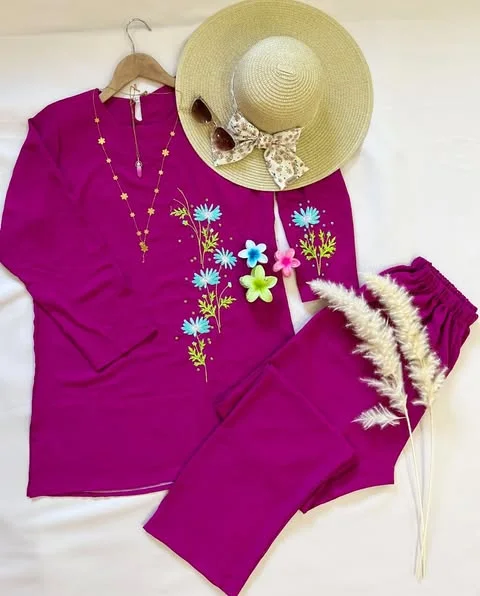 طقم صيفي بلمسة فريدة وتطريز متقن