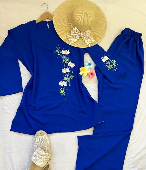 طقم صيفي بلمسة فريدة وتطريز متقن