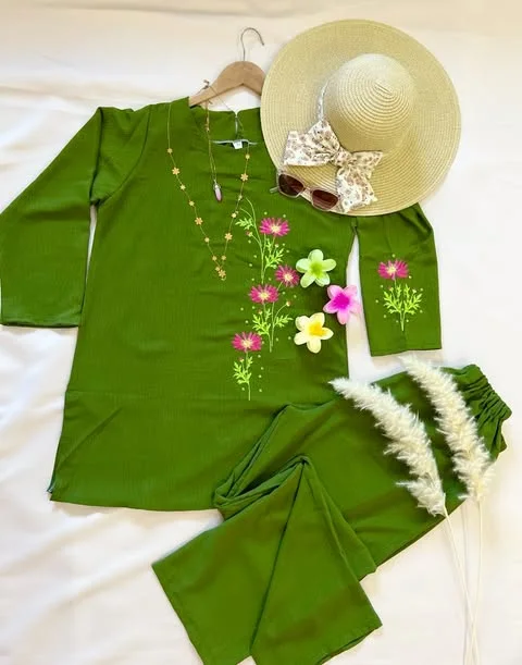 طقم صيفي بلمسة فريدة وتطريز متقن