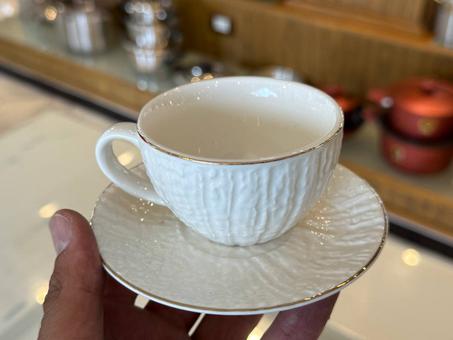 ✨🤍 طقم قهوة أبيض في ذهبي بوسلين.. فخامة بكل رشفة! 🤍✨