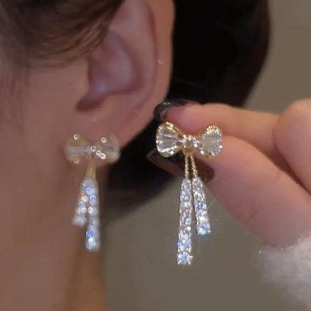 !اقراط بريميوم أنيقة ومتغطرسة ستكون أقراط المواعدة اختيارا مثيرا للاهتمام لأسلوبك الجديد