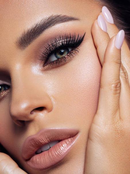 مجموعة مكونة من الأيلاينر الاسود الفاتن و الرموش المغناطيسية