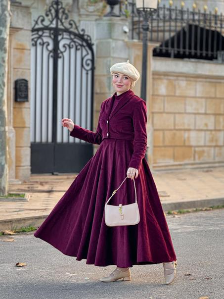 إطلالة راقية مع مجموعة الجاكيت والتنورة من براند Yafa Signature