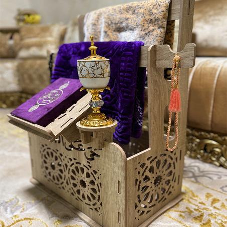 حامل السجادة  و المصحف