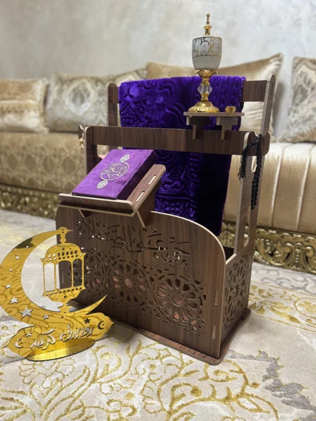 حامل السجادة  و المصحف