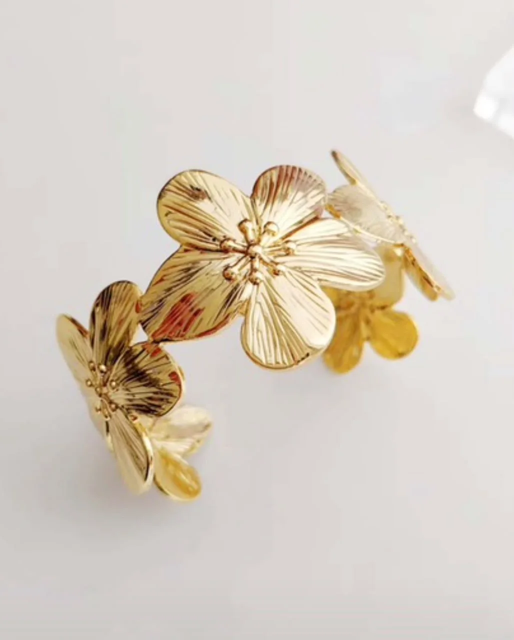 Manchette Doree Fleurs Sculptees