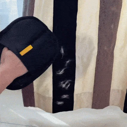 Рукавичка для очистки мебели и одежды от шерсти кошек