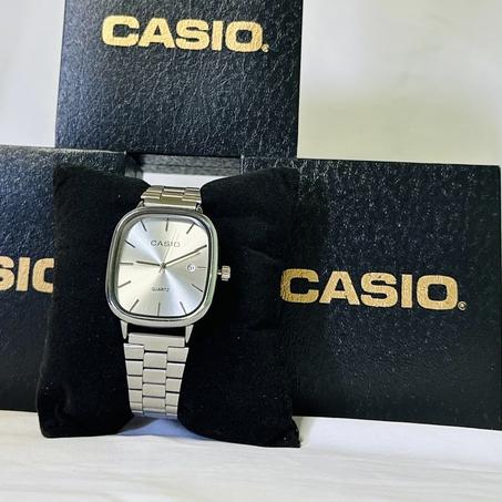 ساعة كازيو بيضاء