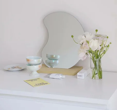 مراية بقاعدة خشب