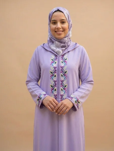 جلابة نسائية راقية باللون الأرجواني الفاتح – تصميم أنيق بخياطة يدوية وتطريز مميز