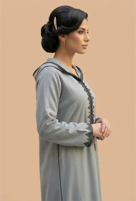 جلابة نسائية أنيقة باللون الأزرق الرمادي – خياطة يدوية وتطريز راقٍ لإطلالة محتشمة وفخمة