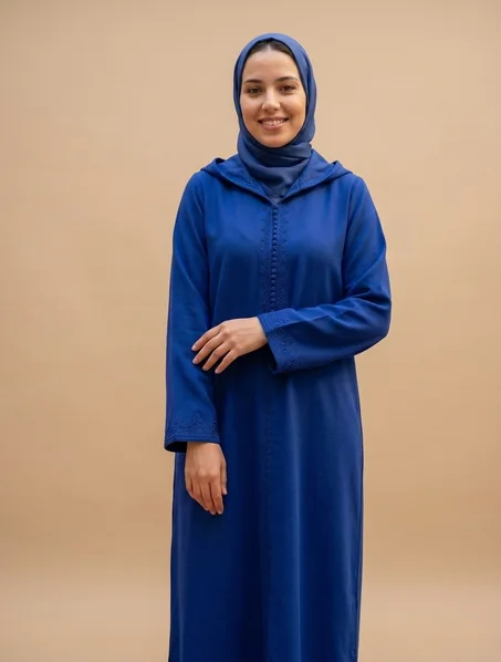 جلابة نسائية أنيقة باللون الأزرق – مزيج مثالي بين الأصالة والراحة