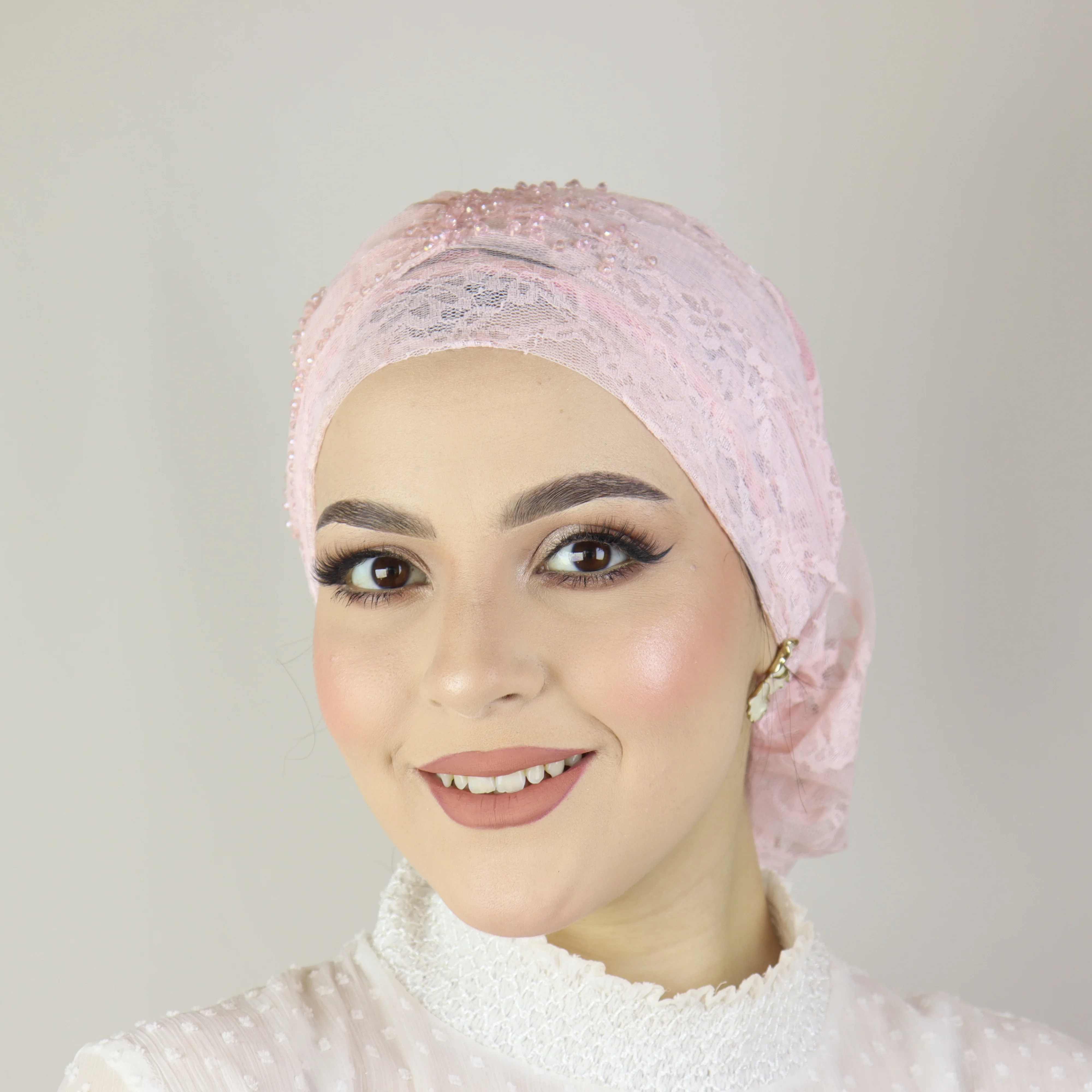 Turban papillon en dentelle perlé