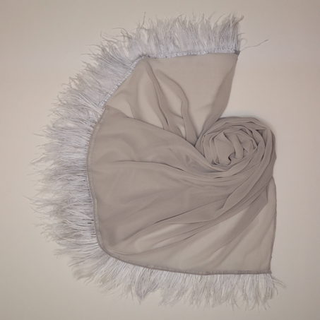 Chale gris en mousline et en dentelle plume