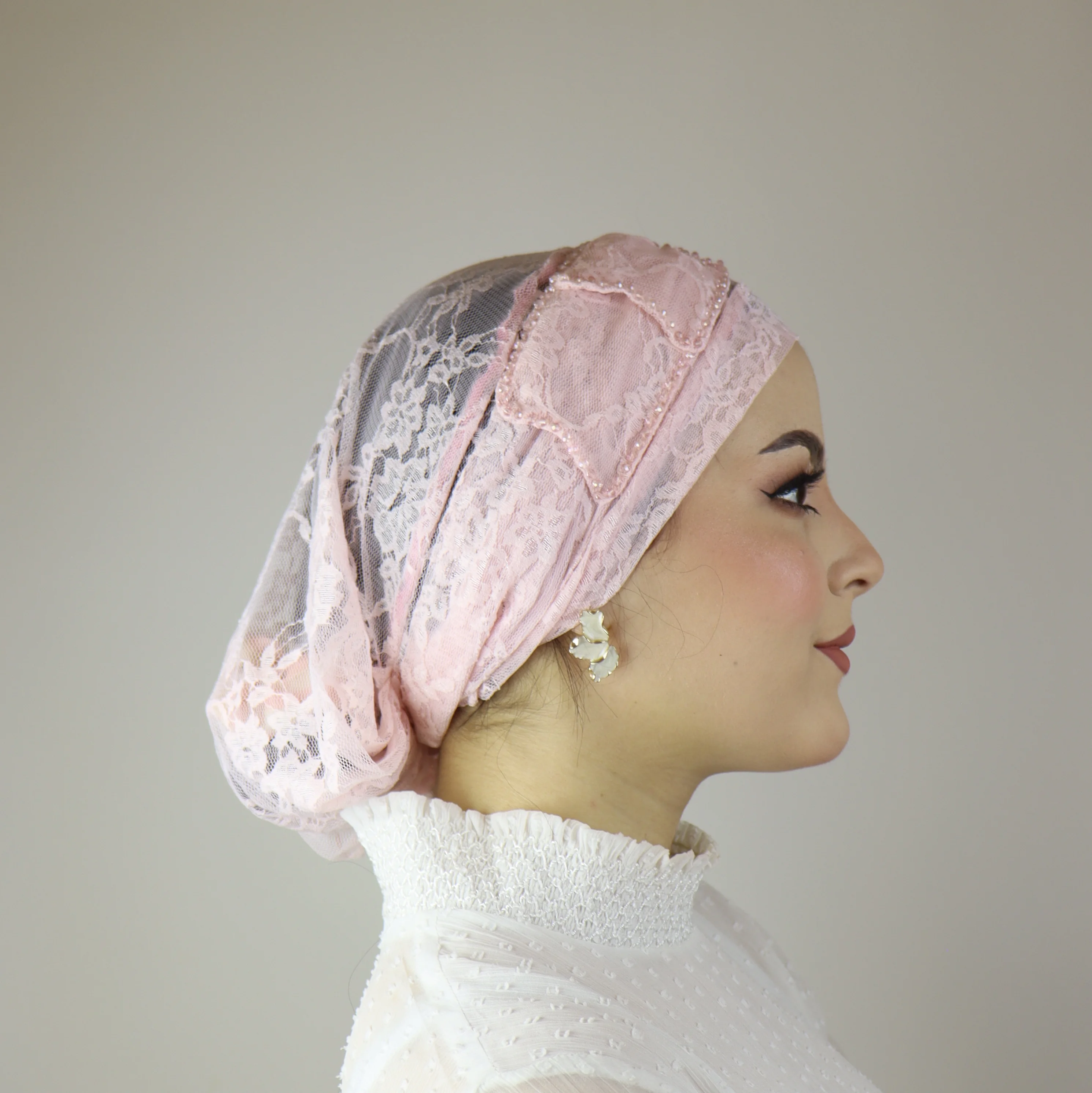 Turban papillon en dentelle perlé