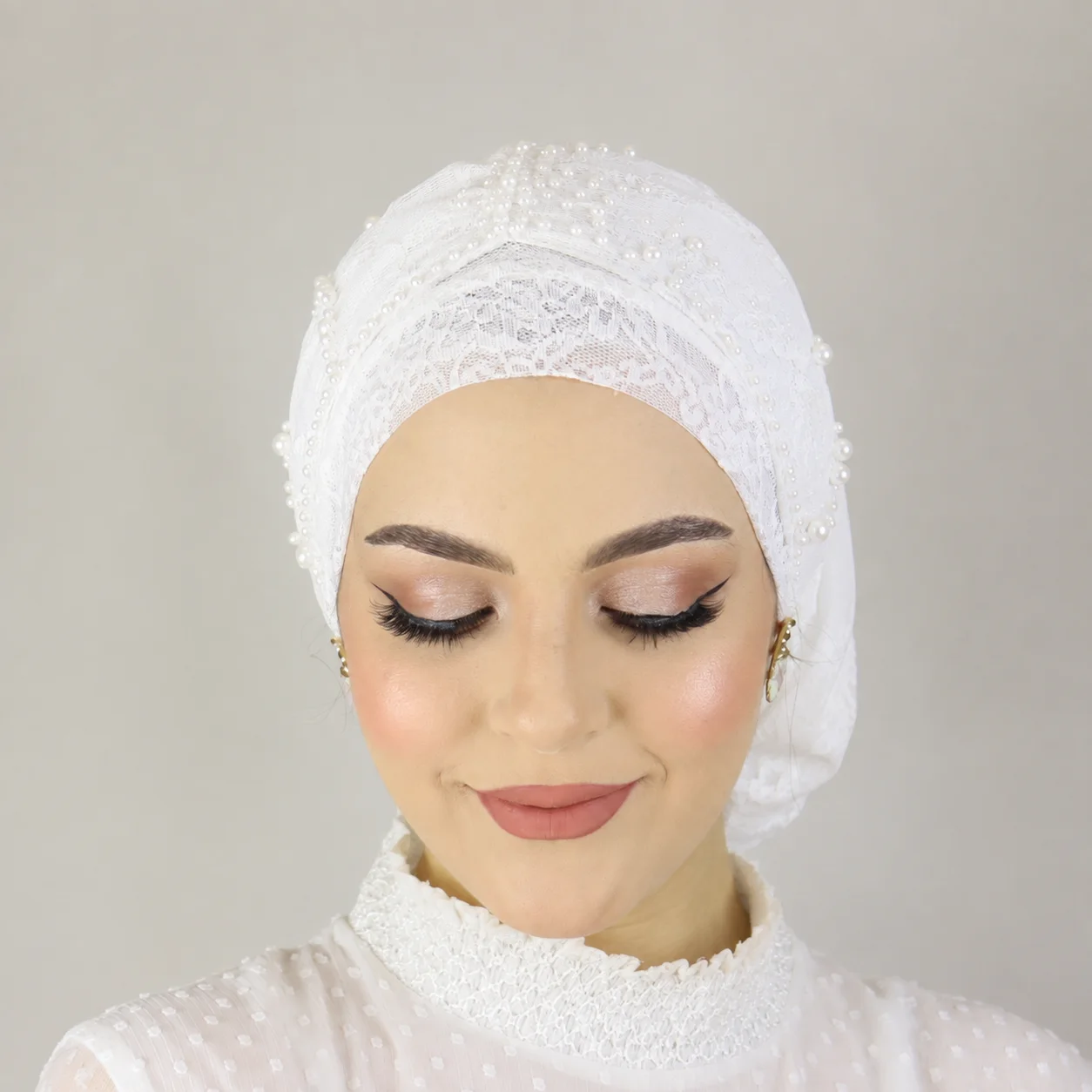 Turban papillon en dentelle perlé