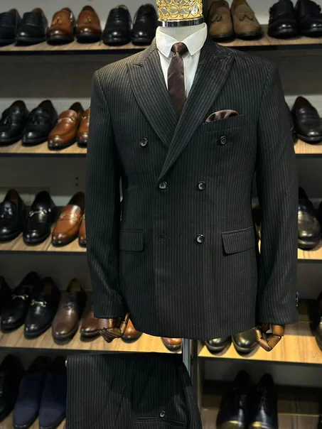 Costume croisé en noir